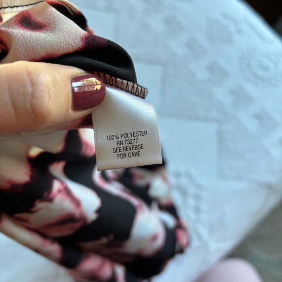 Apt. 9 women’s size medium black and pink sleeveless round neckline blouse top - Picture 6 of 8